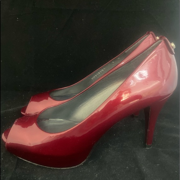 Stuart Weitzman Dark Red Patent Leather Heels (8N) - Picture 4 of 8
